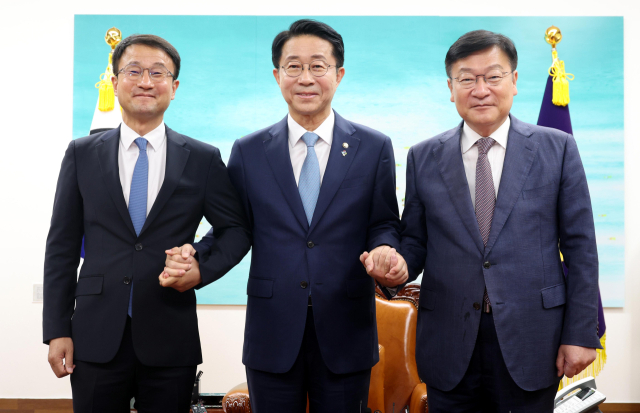 조정식(가운데) 국회의장이 11일 서울 여의도 국회의장 집무실에서 더불어민주당 한병도(왼쪽) 원내대표, 국민의힘 정점식 원내대표와 함께 기념 촬영을 하고 있다. 연합뉴스