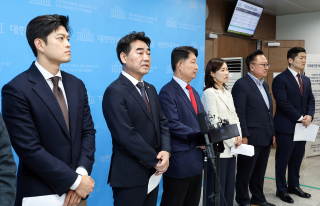 초·재선을 주축으로 한 국민의힘 소장파 모임 '대안과 미래' 이성권 간사(왼쪽 두 번째)를 비롯한 의원들이 11일 국회 소통관에서 장동혁 대표 사퇴 요구를 담은 입장문을 발표한 뒤 기자들의 질문에 답하고 있다. 연합뉴스