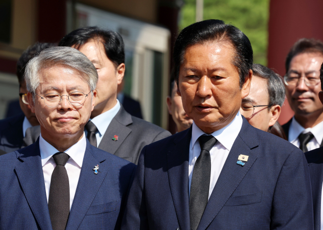 더불어민주당 정청래 대표가 12일 광주 북구 국립5·18민주묘지에서 참배를 마치고 발언하고 있다. 연합뉴스