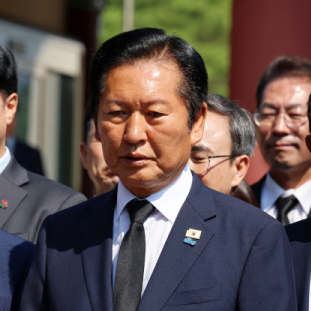 사퇴 압박 정청래, 광주 찾아 ‘정면 돌파’… 당내 갈등은 격화