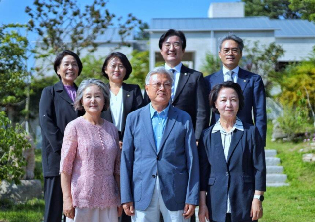문재인 전 대통령 부부 예방한 추미애 당선인. 연합뉴스