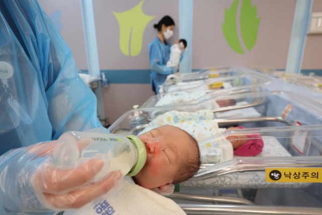 국토교통부는 민영주택 청약에 신생아 특별공급(특공)을 별도 신설하는 내용을 포함한 '주택공급에 관한 규칙' 개정안을 15일 시행한다고 14일 밝혔다. 경기도 고양시 CHA의과학대학교 일산차병원 신생아실에서 간호사가 신생아를 돌보고 있는 모습. 연합뉴스