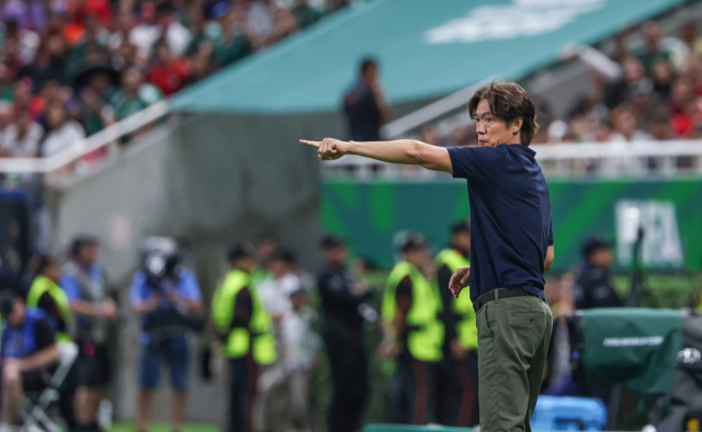 지난 12일(한국시간) 멕시코 사포판 과달라하라 스타디움에서 열린 2026 북중미 월드컵 A조 1차전 한국과 체코의 경기. 홍명보 감독이 전술을 지시하고 있다. 연합뉴스