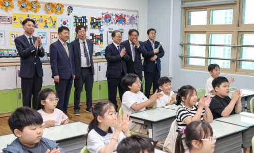 지난 10일 부산 남구 신연초등학교에서 재개교 기념식이 열려 내빈들이 수업을 참관하고 있다. 김종진 기자 kjj1761@