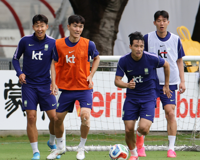 한국 축구 국가대표팀의 손흥민과 황인범이 14일(현지 시간) 멕시코 과달라하라 인근 사포판의 치바스 바예 베르데에서 밝은 얼굴로 동료들과 훈련하고 있다. 연합뉴스