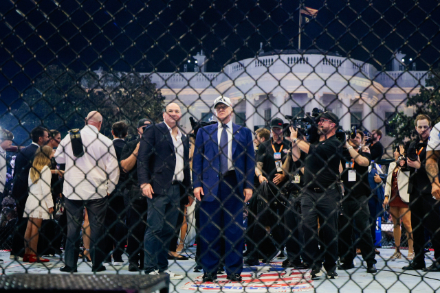 미국과 이란의 종전 협정이 타결된 15일(현지 시간) 워싱턴 백악관에서 열린 ‘UFC 프리덤 250’ 행사에 도널드 트럼프 미국 대통령(가운데)이 옥타곤 위에 서 있다. EPA연합뉴스