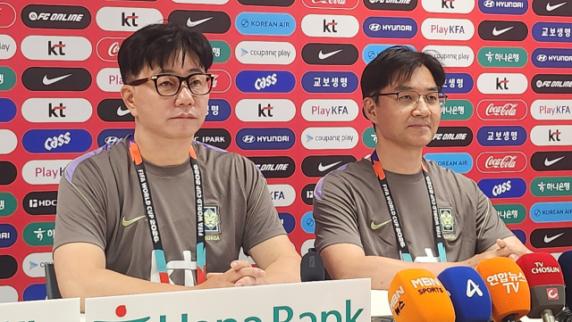 2026 북중미 월드컵 멕시코와 2차전을 앞둔 한국 축구 국가대표팀의 한덕현(오른쪽) 멘털 코치와 송준섭 수석주치의가 16일(한국 시간) 멕시코 과달라하라 인근 사포판의 치바스 바예 베르데에서 인터뷰를 하고 있다.