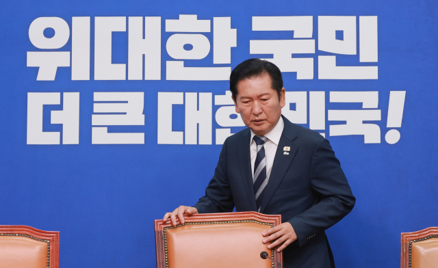 더불어민주당 정청래 대표가 16일 국회에서 열린 제6차 중앙위원회의에 참석하고 있다. 연합뉴스
