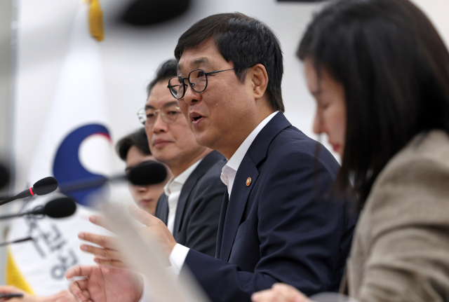 최휘영 문화체육관광부 장관이 서울 종로구 국립현대미술관 서울관에서 열린 문화예술정책자문위원회 연극 분과 제3차 회의에서 발언하고 있다. 연합뉴스