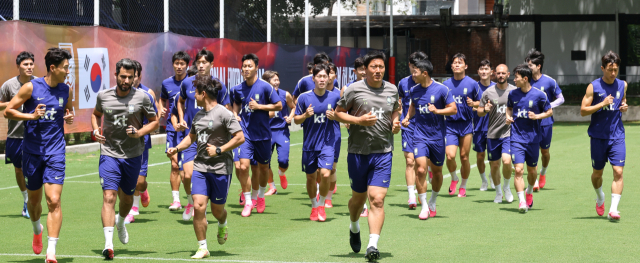 2026 북중미 월드컵 멕시코와 2차전을 앞둔 한국 축구 국가대표팀 선수들이 16일(한국 시간) 멕시코 과달라하라 인근 사포판의 치바스 바예 베르데에서 훈련에 앞서 러닝을 하고 있다.