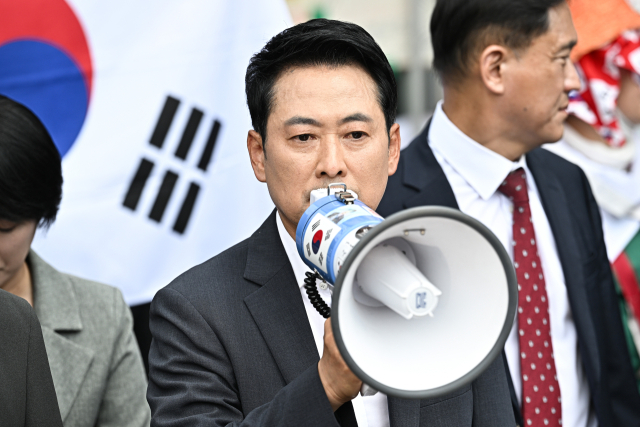 6·3지방선거 투표용지 부족 사태로 촉발된 잠실 개표소 봉쇄 시위가 이어진 16일 국민의힘 장동혁 대표가 서울 송파구 올림픽공원 핸드볼경기장에서 대한체육회, 방송 라이브 취재진 등의 진입과 관련해 진입 불가한 상황을 알리고 있다. 연합뉴스