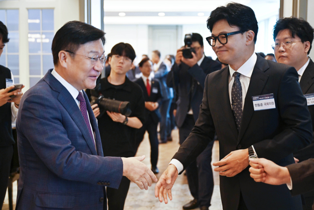 국민의힘 정점식 원내대표와 무소속 한동훈 의원이 16일 서울 여의도에서 열린 2026 국민공공정책포럼에 참석해 인사하고 있다. 연합뉴스