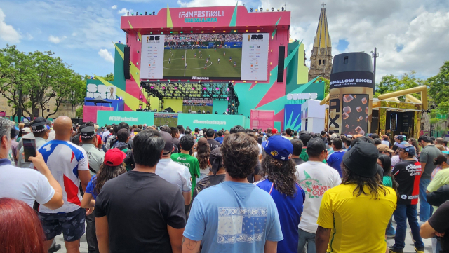 17일(한국 시간) 멕시코 과달라하라 리베라시온 광장에서 열린 FIFA 펜 페스티벌에서 현지 축구 팬들이 대형 스크린으로 프랑스와 세네갈 경기를 보고 있다.