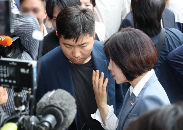 6·3 지방선거 투표용지 부족 사태로 시작한 서울 송파구 올림픽공원 핸드볼경기장 일대 '개표소 봉쇄 시위'가 이어진 지난 16일 유승민 대한체육회장이 핸드볼경기장 진입을 시도하다 집회 참가자들에게 막혀있다. 오른쪽은 국민의힘 김미애 의원. 연합뉴스