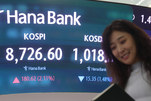 코스피가 8700선 초반에서 마감한 지난 16일 서울 중구 하나은행 딜링룸의 전광판. 연합뉴스