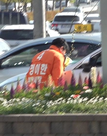 지난 4월 27일 정 전 후보가 음료를 얼굴에 맞는 장면. 정 전 후보 선대위 제공