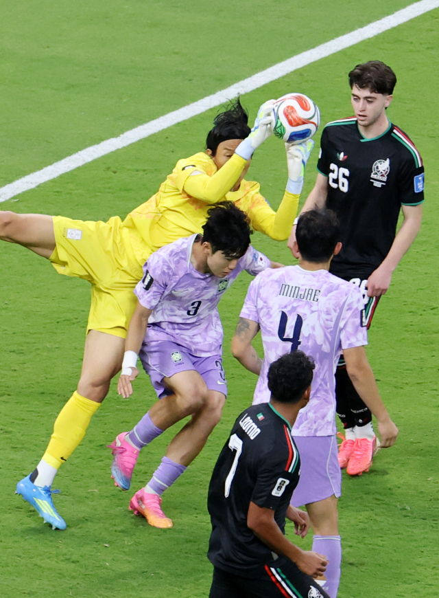 18일(현지시간) 멕시코 사포판 과달라하라 스타디움에서 열린 2026 북중미 월드컵 A조 2차전 한국과 멕시코의 경기. 대표팀 골키퍼 김승규가 공중볼을 잡아내는 과정에서 이기혁과 부딪히고 있다. 연합뉴스
