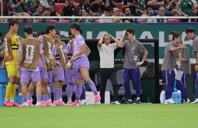 18일(현지시간) 멕시코 사포판 과달라하라 스타디움에서 열린 2026 북중미 월드컵 A조 2차전 한국과 멕시코의 경기. 후반 한국 실점 이후 홍명보 감독이 생각에 잠겨 있다. 연합뉴스