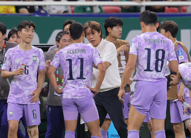 18일(현지시간) 멕시코 사포판 과달라하라 스타디움에서 열린 2026 북중미 월드컵 A조 2차전 한국과 멕시코의 경기. 대표팀 홍명보 감독이 '물 보충 휴식'(하이드레이션 브레이크) 시간을 이용해 선수들에게 작전을 지시하고 있다. 연합뉴스
