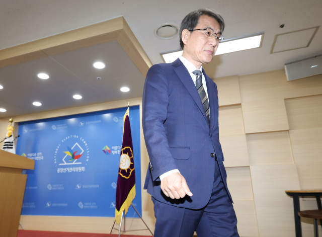 노노태악 중앙선거관리위원장이 지난 5일 경기도 과천 중앙선거관리위원회에서 투표용지 부족 사태에 대한 대국민 사과를 마친 뒤 떠나고 있다. 연합뉴스