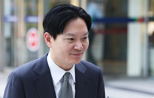 박상용 인천지검 부부장검사가 지난 16일 경기도 수원시 영통구 수원지방법원에서 열리는 이화영 전 경기도 평화부지사의 '검사실 술 파티 위증' 혐의 국민참여재판에 증인으로 출석하고 있다. 연합뉴스