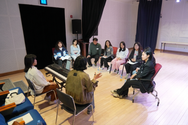 뮤지컬 ‘다시, 봄-아지매들의 이야기’에 등장하는 배우들이 참여한 지난 4월 워크숍 모습. 영화의전당 제공
