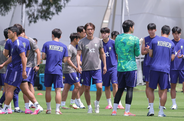 멕시코와 2026 북중미 월드컵 A조 조별리그 2차전을 치른 한국 축구 국가대표팀 홍명보 감독이 19일(현지시간) 멕시코 과달라하라 인근 사포판의 치바스 바예 베르데에서 선수들에게 연설을 마친 뒤 이동하고 있다. 연합뉴스