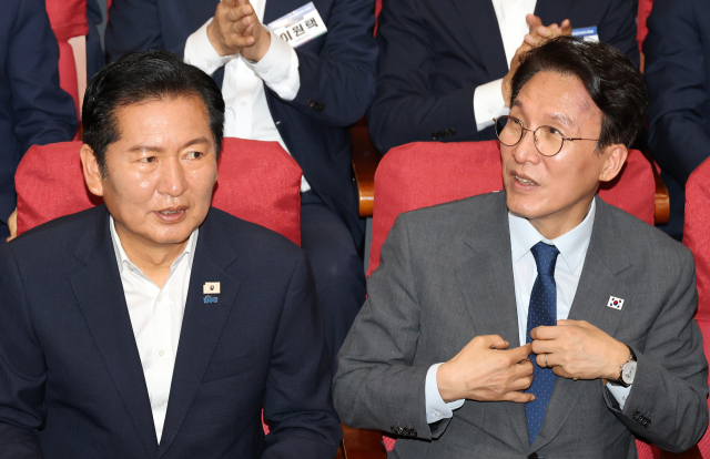더불어민주당 정청래 대표와 김민석 국무총리가 21일 국회 의원회관에서 열린 6·3 지방선거 단체장 당선자 워크숍을 마친 뒤 이석하고 있다. 연합뉴스