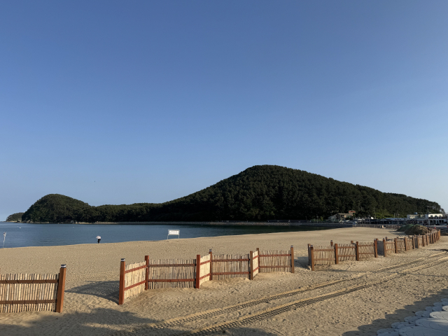 우수관로 이설을 마쳤지만 여전히 대부분 물놀이가 금지되는 다대포 해수욕장 동측 해변.