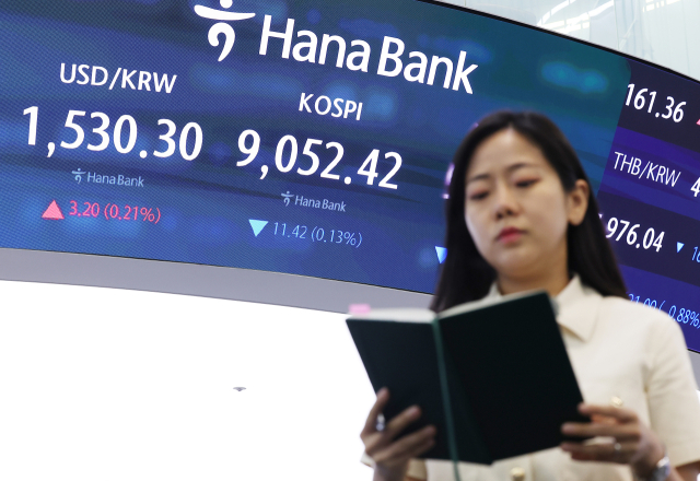 지난 19일 서울 중구 하나은행 본점 딜링룸 전광판에 원달러 환율과 코스피가 표시돼 있다. 연합뉴스