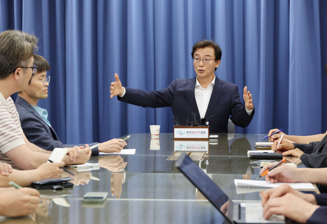 전재수 부산시장 당선인이 지난 15일 부산시청 기자실에서 간담회를 갖고 취임 이후 구상을 밝히고 있다. 정종회 기자 jjh@