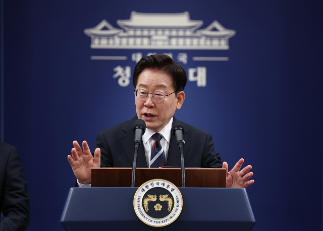 이재명 대통령이 19일 청와대 춘추관에서 열린 G7참석·유럽순방 결과 브리핑에서 취재진 질문에 답하고 있다.연합뉴스