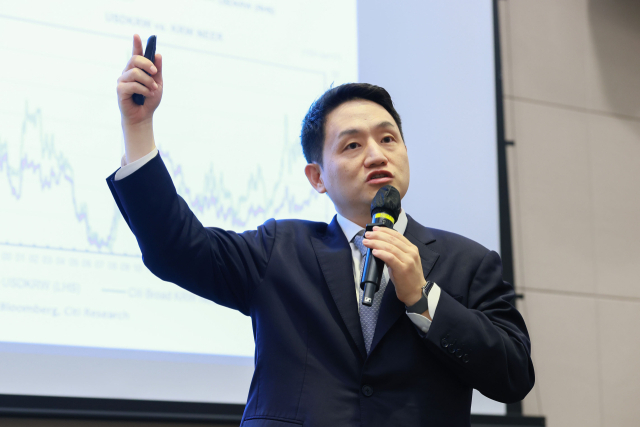 씨티은행 김진욱 수석이코노미스트가 22일 오후 서울 여의도 FKI타워 컨퍼런스센터에서 열린 '2026년 하반기 환율 전망과 산업별 대응전략' 세미나에 참석해 주제발표를 하고 있다. 한국경제인협회 제공