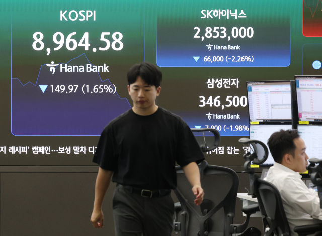 23일 서울 중구 하나은행 딜링룸 현황판에 코스피 등이 표시되고 있다. 코스피는 이날 전날보다 31.01포인트(0.34%) 내린 9,083.54에, 코스닥지수는 9.76포인트(1.01%) 내린 958.64에 개장했다. 연합뉴스