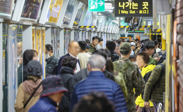 서울시가 최근 도시철도 무임승차 연령을 70세로 상향 조정하는 대신 버스 요금 지원을 논의하고 있다. 사진은 도시철도 부산역이 이용객들로 붐비는 모습. 김종진 기자 kjj1761@