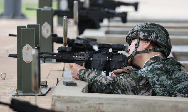 이재명 대통령이 24일 인천시 옹진군 해병대 연평부대에서 K2C1 소총 사격을 하고 있다. 연합뉴스