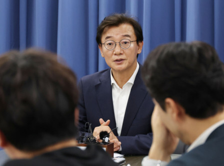 전재수 부산시장 당선인이 지난15일 부산시청 기자실에서 열린 간담회에서 기자들의 질문에 답변하고 있다. 정종회 기자 jjh@