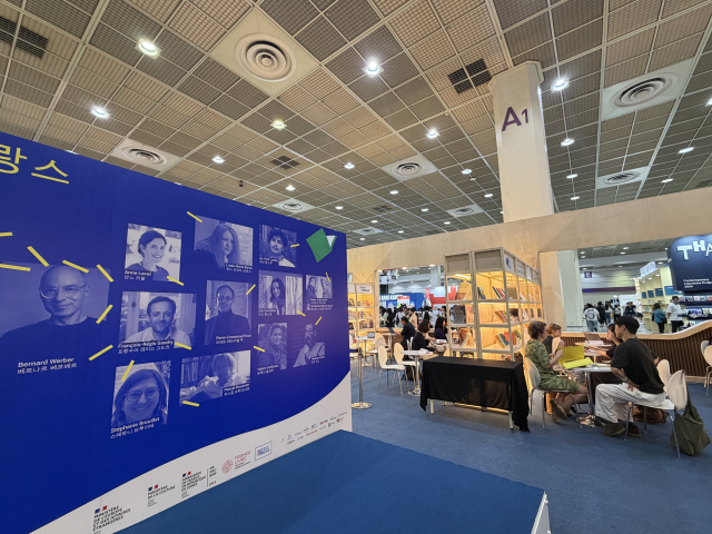 24일 서울 코엑스에서 개막한 2026 서울국제도서전 올해의 주빈국인 프랑스 부스. 프랑스관은 약 1만 2000여 종의 도서를 선보이며 프랑스어와 미식 문화를 소개한다. 김은영 기자 key66@