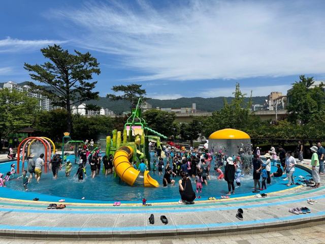 경남 김해시 물놀이 시설들이 오는 27일부터 차례로 개장한다. 사진은 화정공원 물놀이장. 김해시 제공