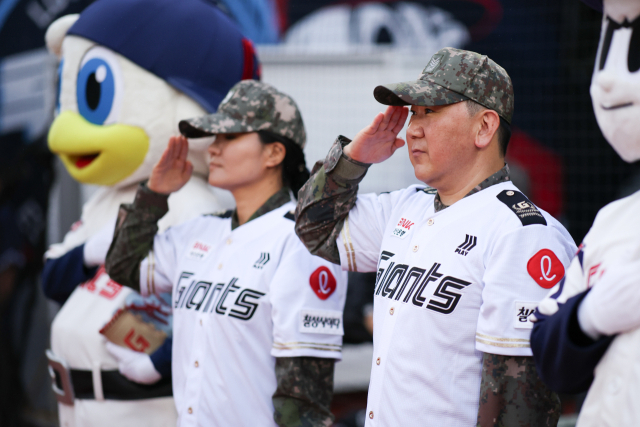 프로야구 롯데 자이언츠가 호국보훈의 달을 맞아 국군 장병을 초청해 시구 행사를 진행했다. 시구 전 경례를 하고 있는 황지현 원사(진)와 강정학 상사. 롯데 자이언츠 제공