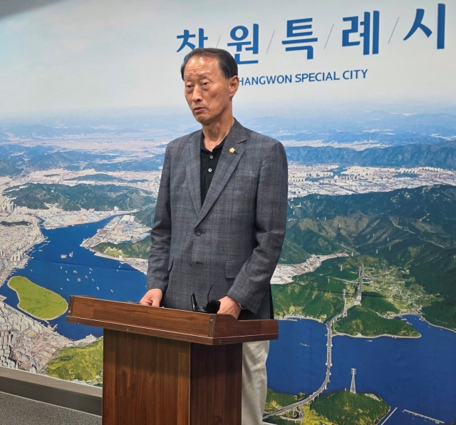창원시의회 손태화 의장이 25일 오후 창원시청 프레스센터에서 기자회견을 열고 민주당 의원들 고발 관련 내용을 발표하고 있다. 강대한 기자