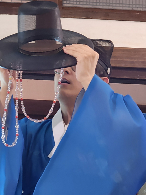 박영빈 씨가 갓을 착용하고 있다.