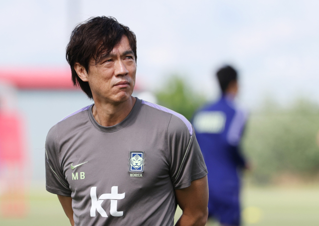 6월 27일(현지시간) 오후 미국 유타주 헤리먼에 위치한 자이언스뱅크 트레이닝센터에서 축구 국가대표팀 홍명보 감독이 훈련을 지켜보며 옅은 미소를 짓고 있다. 연합뉴스