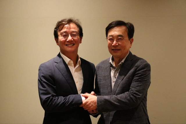 전재수 부산시장 당선인이 서병수(오른쪽) 전 시장을 만났다. 전재수 당선인 인수위 제공
