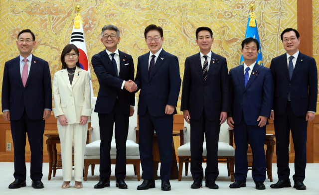 이재명 대통령이 지난 26일 청와대에서 다케다 료타 일한의원연맹 회장과 접견에 앞서 기념촬영을 하고 있다. 왼쪽부터 주호영 한일의원연맹 회장, 이나다 도모미 상임간사, 다케다 회장, 이 대통령, 마에하라 세이지 부회장, 다케즈메 히토시 의원, 민홍철 간사장. 연합뉴스