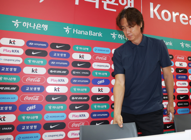 2026 북중미 월드컵 조별리그에서 탈락한 한국 축구 국가대표팀 홍명보 감독이 28일(현지시간) 오전 멕시코 과달라하라 인근 사포판의 치바스 바예 베르데에서 사퇴 기자회견을 마치고 퇴장하고 있다. 연합뉴스