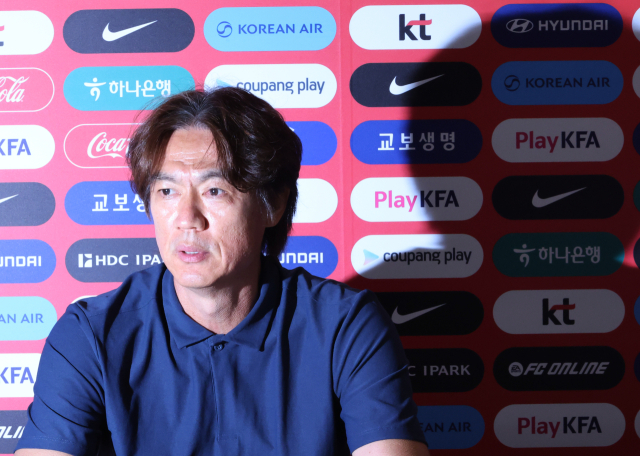 2026 북중미 월드컵에서 32강 진출에 실패한 한국축구국가대표팀의 홍명보 감독이 28일(현지시간) 멕시코 사포판 치바스 바예 베르데에서 기자회견을 하며 사퇴 의사를 밝히고 있다. 연합뉴스
