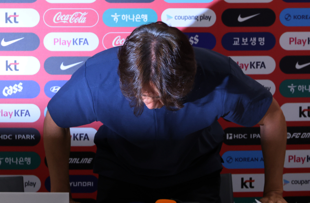 2026 북중미 월드컵에서 32강 진출에 실패한 한국축구국가대표팀의 홍명보 감독이 28일(현지시간) 멕시코 사포판 치바스 바예 베르데에서 사퇴 기자회견을 마치고 인사하고 있다. 연합뉴스