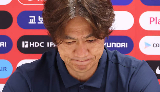 2026 북중미 월드컵에서 32강 진출에 실패한 한국축구국가대표팀의 홍명보 감독이 28일(현지시간) 멕시코 사포판 치바스 바예 베르데에서 기자회견을 하며 사퇴 의사를 밝히고 있다. 연합뉴스