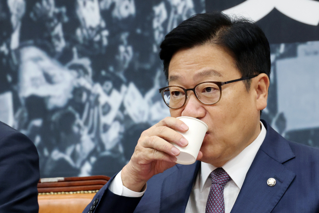 국민의힘 정점식 원내대표가 29일 국회에서 열린 최고위원회의에서 물을 마시고 있다. 연합뉴스